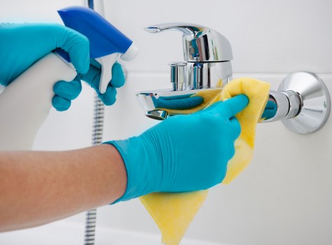 Thorough bathroom and floor cleaning for a move-in property